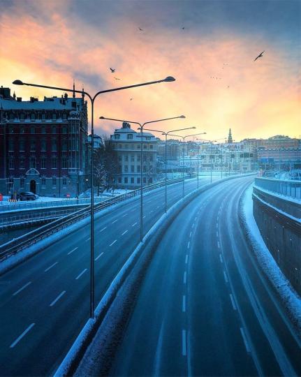 斯德哥爾摩的幽靜道路，兩旁覆蓋著些許白雪...