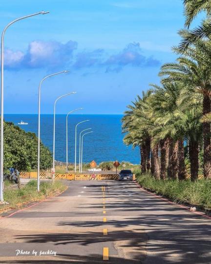 宛如動畫海報般的筆直藍海道路就在台北...