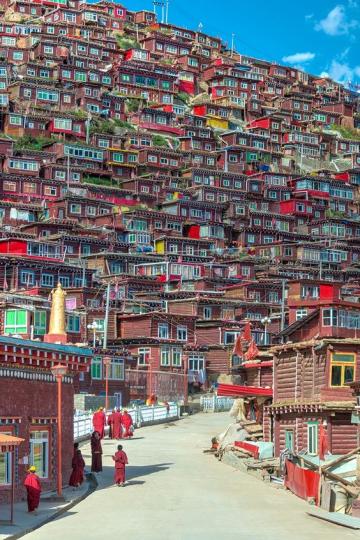 位在四川藏區的洛若鄉（Larung Gar）有著全球最大的藏傳佛學院...