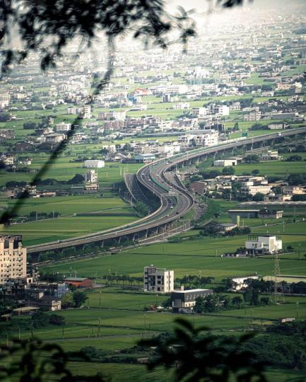 綠色的大地加上公路.......