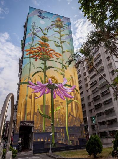 建築上延伸的巨大花卉讓城市變成花園...