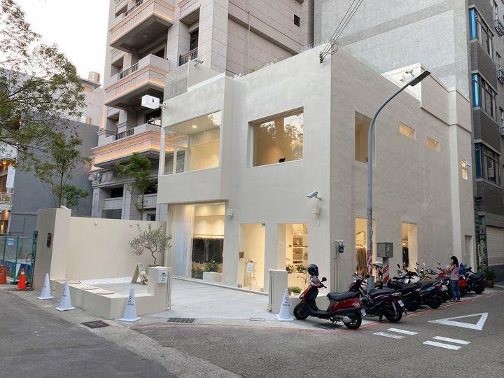 台灣街頭出現純白色方塊建築...