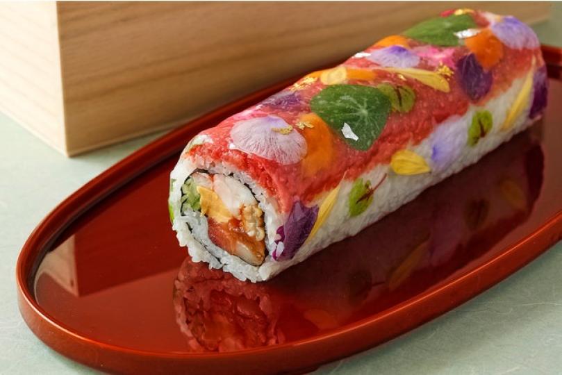 飯捲上還點綴著粉嫩花瓣...
