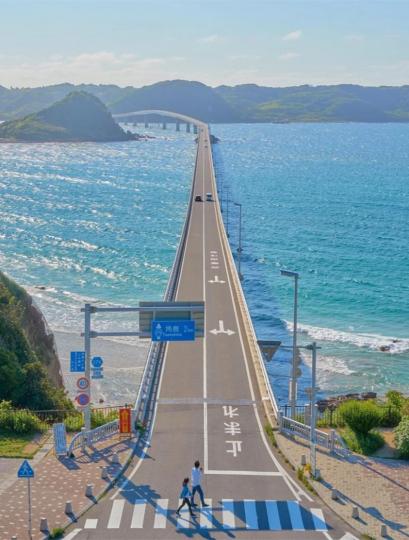 筆直公路延伸進湛藍海面...