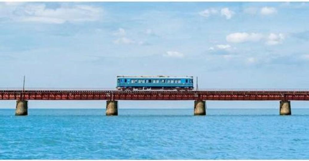 火車慢慢駛過海上.......