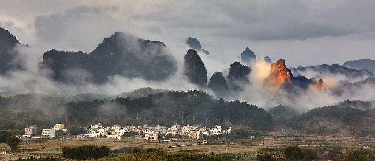 雨後的廣東韶關丹霞山雲霧繚繞...