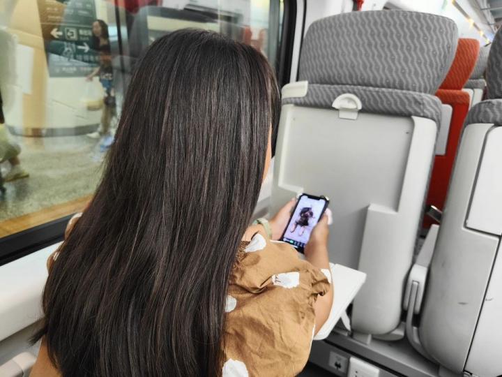 由福田舒舒服服坐高鐵返香港。......