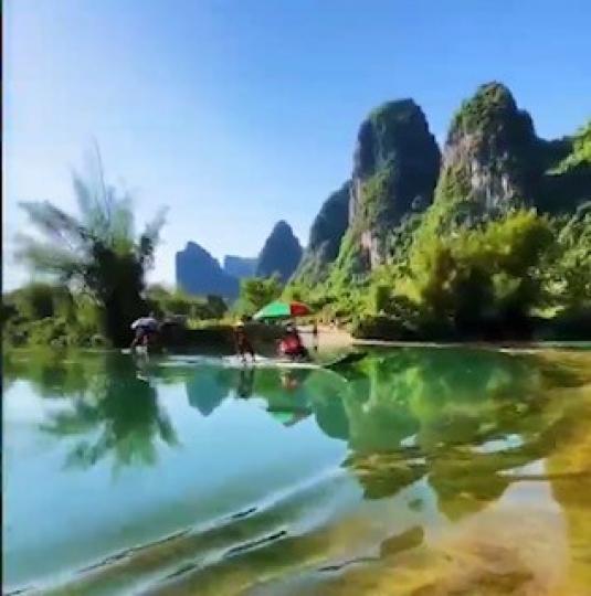 桂林
桂林以秀美的山水風光聞名全國,清澈的灕江兩岸都是形態各異的群山,可以坐遊船或者竹筏欣賞,景色非常美。桂林市區主要景區有象鼻山景區、兩江四湖和古跡靖江王府。兩江四湖的夜景也十分漂亮。陽朔段的灕江是... 桂林
桂林以秀美的山水風光聞名全國,清澈的灕江兩岸都是形態各異的群山,可以坐遊船或者竹筏欣賞,景色非常美。桂林市區主要景區有象鼻山景區、兩江四湖和古跡靖江王府。兩江四湖的夜景也十分漂亮。陽朔段的灕江是...