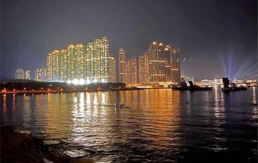 閃亮的夜景

晚間燈光閃閃，把海面也染上金光，美極的夜景。...