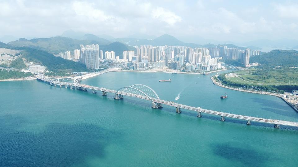 將軍澳跨灣大橋''活力無限"大橋籍百萬行與大眾見麵,大橋全長1.8公裡,闊34.3米,橋麵上設有雙程雙線行車道和3.5米的行人路及4米寬的單車徑,大橋連接將軍澳一藍田隧道及至環保大道。...