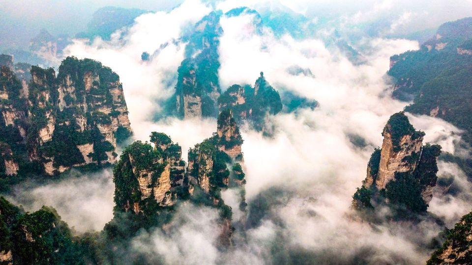 湖南张家界高山峻岭、险峻奇峰...