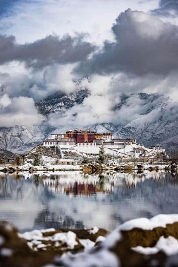 西藏雪後的布達拉宮.....