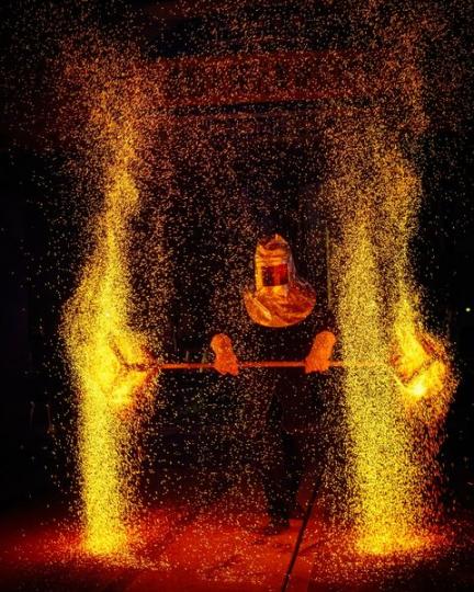 Visitors were amazed by the fire pot performance in Wuhan...