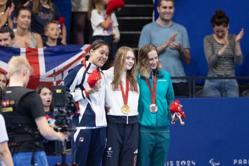 游泳運動員陳睿琳喺女子 S14 級 100 米蝶泳賽事中勇奪銀牌...