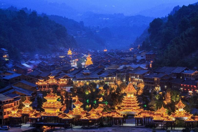 【貴州侗族古寨】圖／肇興是貴州東南部最大的侗族古寨，夜幕降臨，華燈亮起，炫目耀人（視覺中國）...
