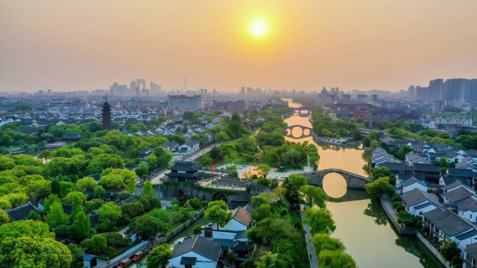 唐代詩人杜荀鶴的一首《送人游吳》中寫道:「君到姑蘇見，人家盡枕河。古宮閑地少，水港小橋多。」由此可見，蘇州的最大特色便是水...