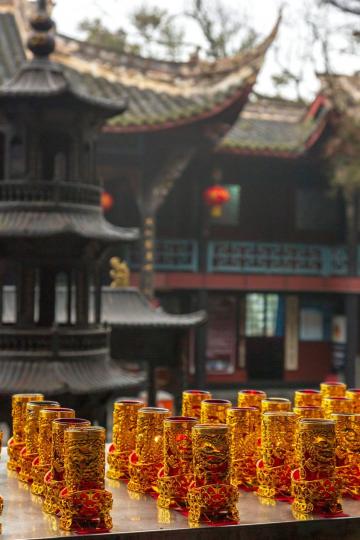 二王廟位於都江堰西門外的玉壘山麓...