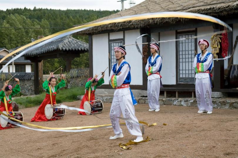朝鮮族象帽舞屬朝鮮族農樂舞的一種...