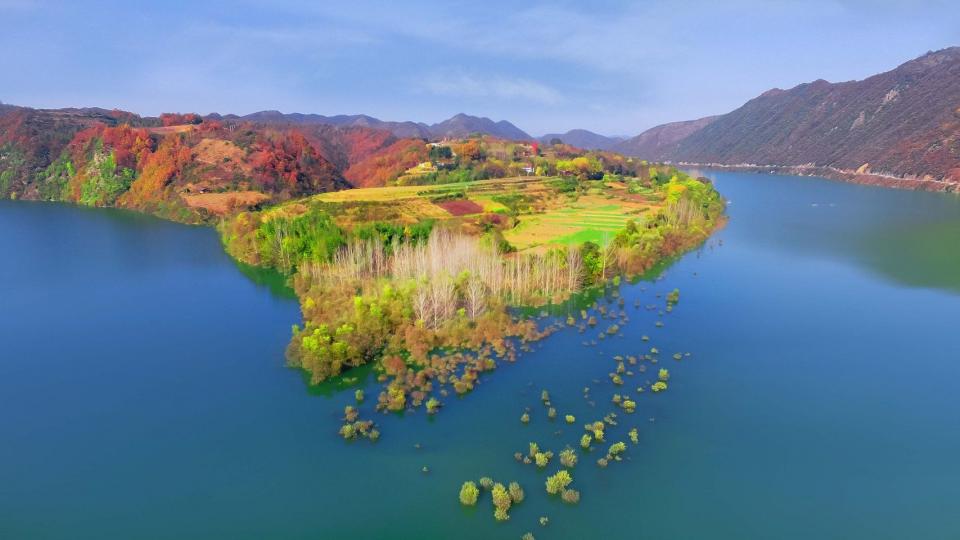 【藍色水韻三花石 】
三花石位於西鄉縣子午鎮，牧馬河在子午鎮回龍村匯入漢江後在這裡形成了一股回流，因此得名回龍灣。每到深秋時節，江裡的水白楊、垂柳紅黃相間，漁舟蕩波，悠然自得。 這裡目前還沒被開發成旅...