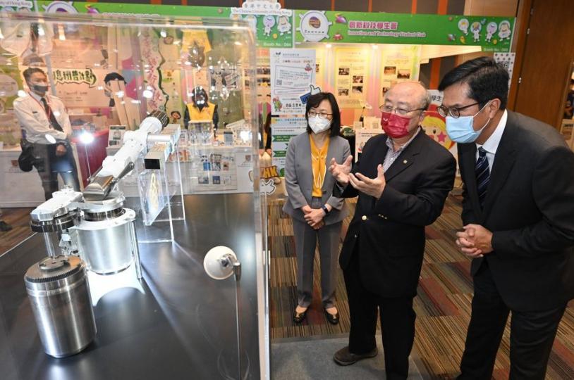 國家在香港選拔載荷專家，其招聘截止日期為本星期四...