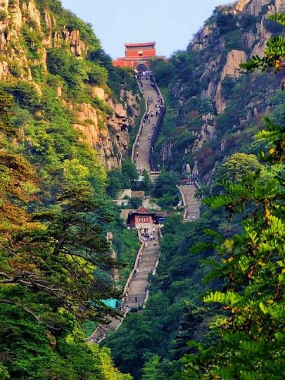 泰山 · 國泰民安，「登高必自卑 行遠必自邇」...