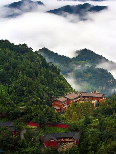 武當山 · 五里一庵十里宮，丹牆翠瓦望玲瓏...