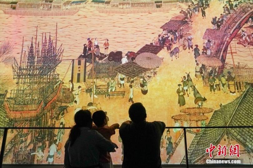 7月31日，黑龍江哈爾濱，觀眾參觀“會動的”《清明上河圖》展覽...