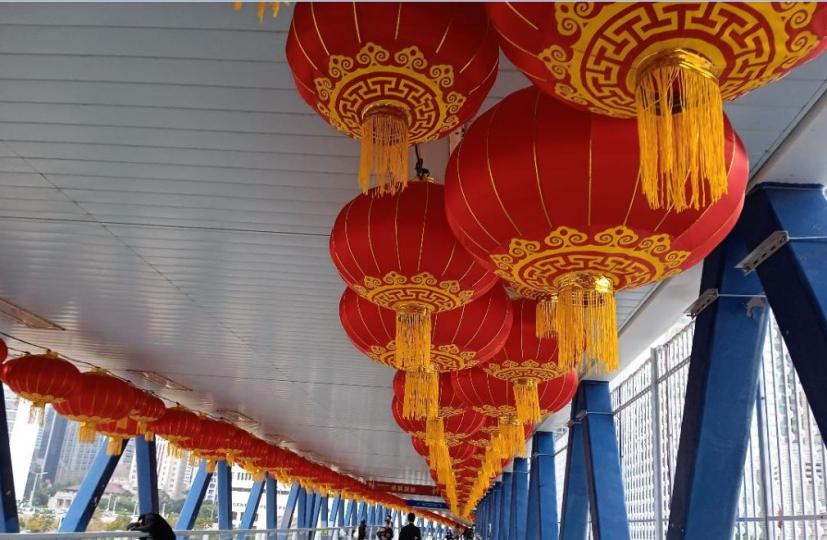 掛上紅燈籠的天橋
為途經的行人送上祝福!...