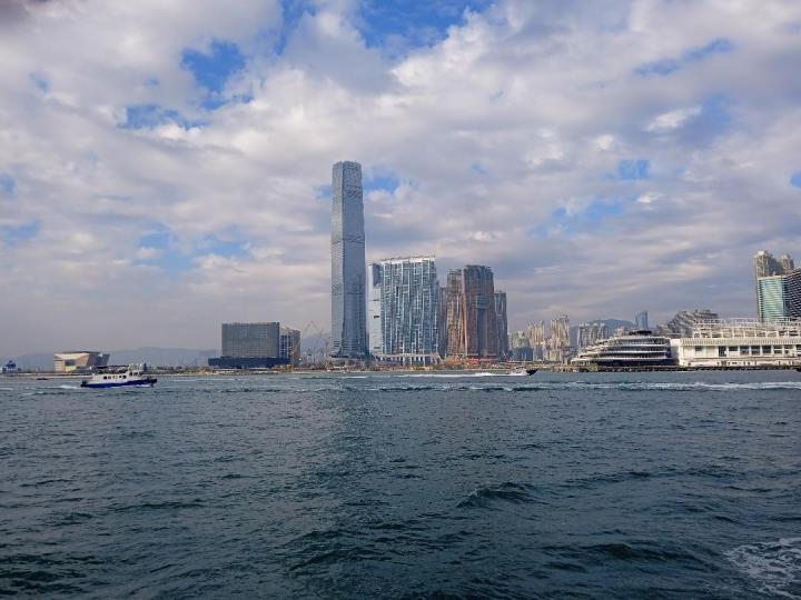 兩岸的風景緩緩進入眼簾
為渡輪旅程添上色彩!...