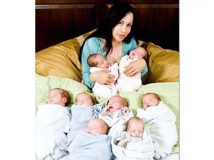 這個名叫納迪婭蘇利曼
的女士在2009年一次生
下8胞胎,令她名聞遐邇
她還是一個失婚婦女
在她努力下8胞胎己長
大至10多歲了。不禁
令人佩服萬分。...