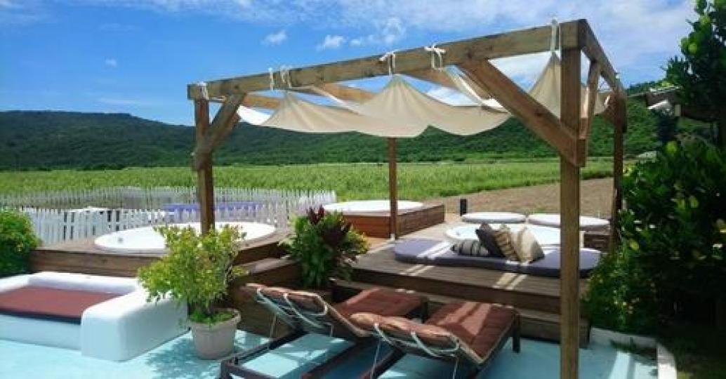 廣闊無邊田野中佇立的純白villa...