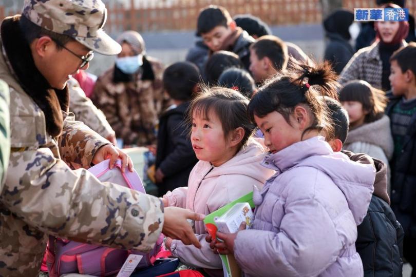 地震災區，人民子弟兵繼續奮戰在抗震救災第一線。...