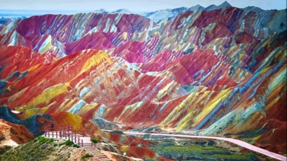秘魯境內的安地斯山脈
一座山頭被稱爲彩虹山...