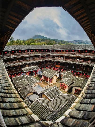 一千年来，迁居东南沿海的客家人建起“群起群居”的大型民居。...