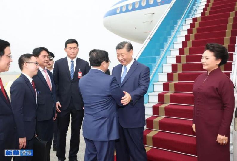 習近平抵達河內對越南進行國事訪問...