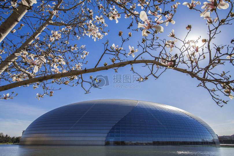 "國家大劇院"位於北京
人民大會一堂西則,佔地
11萬893平方米,總投資
26億8千8百3拾8萬元人
民幣,在2001年12月動工
2007年9月建成,內有歌
劇院,戲劇院,音樂廳,小劇
場,餐廳等...