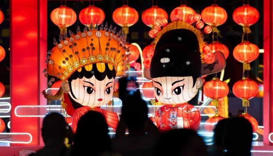 香港中秋燈會亮燈 市民觀燈迎中秋...
