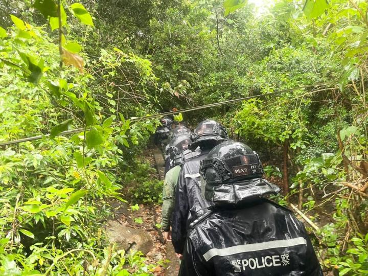 爭分奪秒 • 無懼風雨 • 繼續搜救17歲高危失蹤人士...