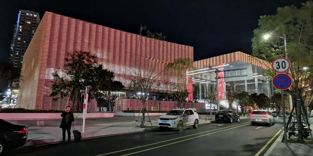 剛正式開幕才十天 的深圳美術館...