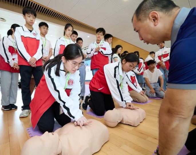 2消防處聯同香港律師會舉辦「青Teen友法」師友計劃...