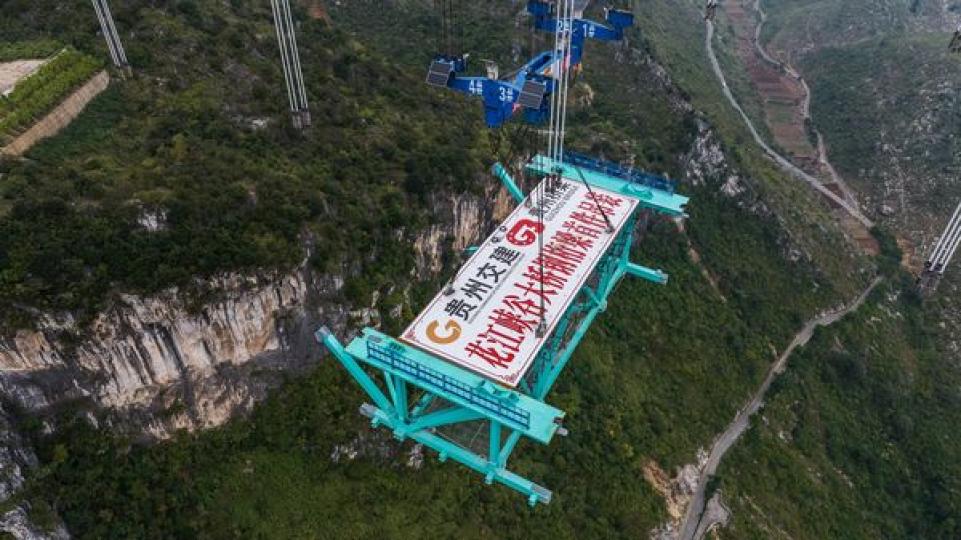 在建世界最高橋完成首件鋼桁梁吊裝...