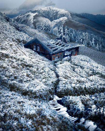 站在合歡山東峰，欣賞著台灣雪景之美，今年冬天，高山地處的雪白世界實在處處讓人驚豔...