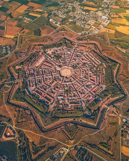 九角星形狀的義大利市鎮，空中俯瞰地面彷彿是一個大型藝術品，點線面都超級唯美...