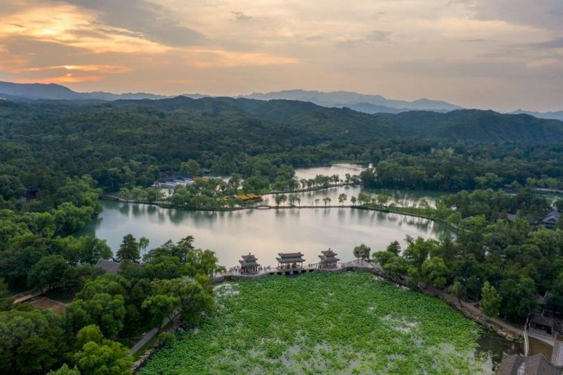 【避暑山莊不為避暑】余晴峰／圖...