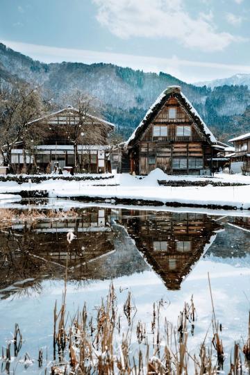 炎熱的夏天裡，又懷念起冬天的雪白合掌村...