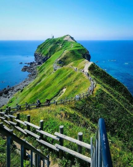 北海道積丹半島的神威岬有著一望無際的視野，清澈見底的海水被稱為「積丹藍」...