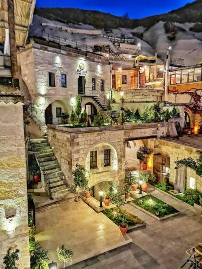 土耳其的洞穴旅店在夜晚點起燈光...