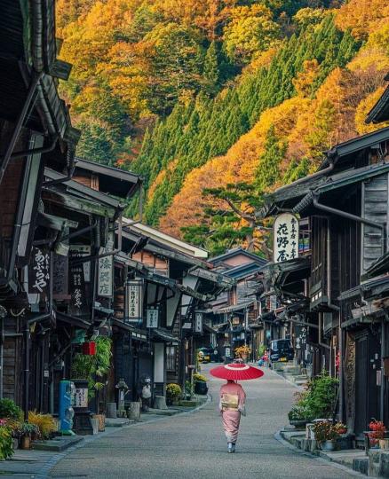 奈良井宿的古典街道上，兩旁的復古建築物足以迷倒眾人...
