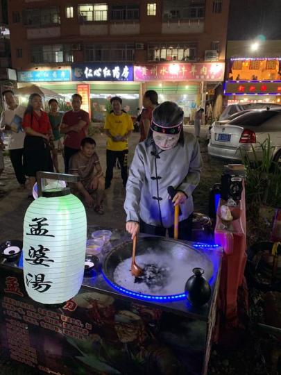 逛夜市發現老婆婆在賣「孟婆湯」...