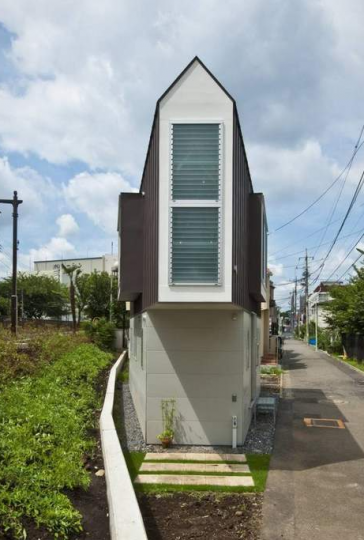 路邊出現「超狹窄房屋」乍看窄到無法住人...